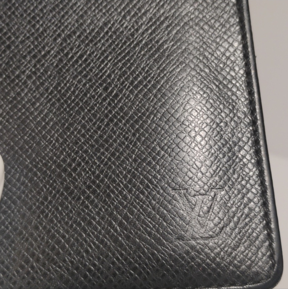 Louis Vuitton Taiga Black BiFold Unisex Wallet With No Peeling (EUC) - Picture 2 of 15